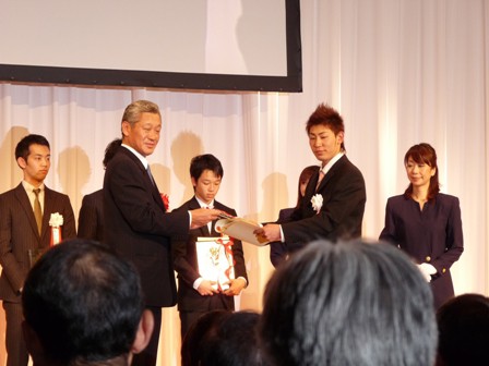 競馬 2019ばんえい最優秀馬 長澤幸太騎手直筆サイン木箱 本物証明書入り蹄鉄 競馬 2019ばんえい最優秀馬 長澤幸太騎手直筆サイン木箱 本物